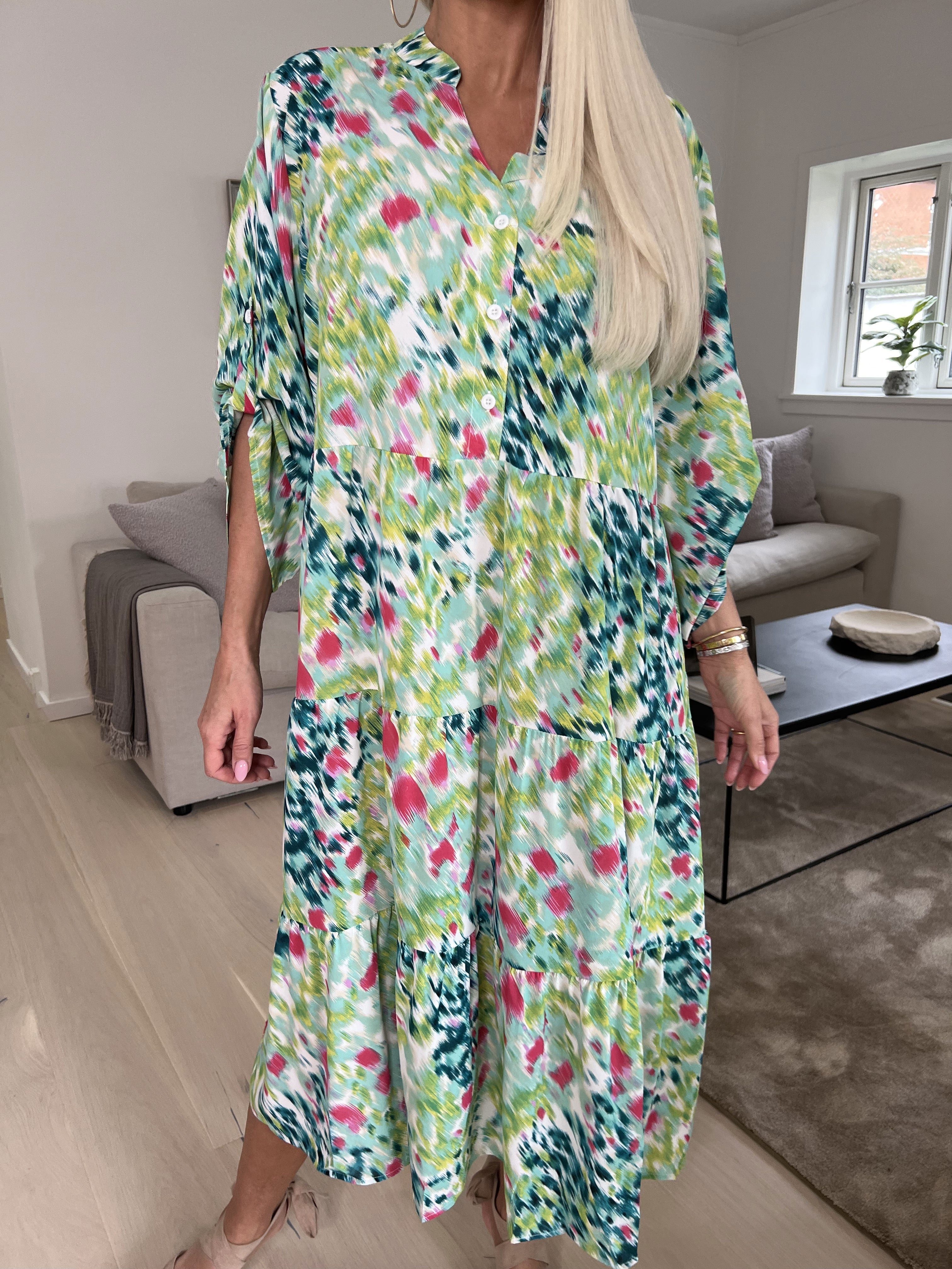 Simone - Söt klänning med mångfärgat tryck